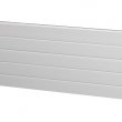 Panel lamelový, povrch stucco, výška sekce 500 nebo 610 mm, tloušťka 40 mm, barva bílá RAL 9010.