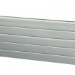 Panel lamelový se zámky proti sevření prstů, povrch stucco, vnitřní strana lamela s hladkým povrchem, výška sekce 488 nebo 610 mm, tloušťka 40 mm, barva šedá hliníková RAL 9007.