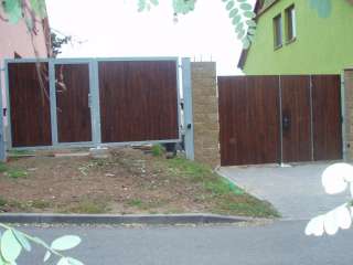 Dvoukřídlá Brána + vstupní dveře + pohon,hliníková konstrukce,dřevěná výplň,Holásky 