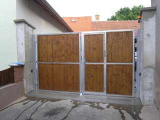 Dvoukřídlá ocelová brána s integrovanou brankou, žárově zinkováno+dřevěná výplň+el. pohony TOUSEK, Brno