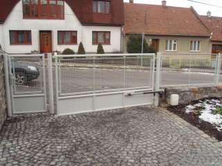 Jednokřídlá ocelová brána+nástřik+výplň žebérkové pletivo+oplocení před RD, Brno 