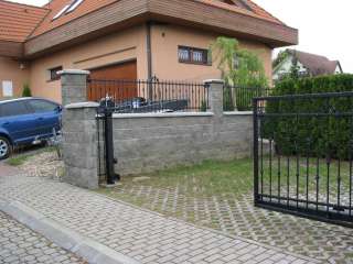 Samonosná posuvná brána + oplocení, zakázková zámečnická výroba,Brno 