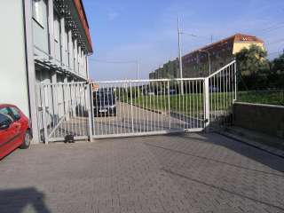 Samonosná posuvná brána, hliníková konstrukce,Brno 